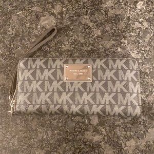 Michael Kors Large Wallet/Wrislet in Grey